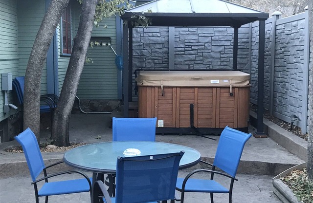 Captain Jack’s Cottage in Beautiful Cheyenne Cañon 2 blocks from Broadmoor Hotel