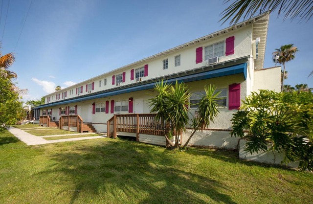 Captain's Table Hotel by Everglades Adventures