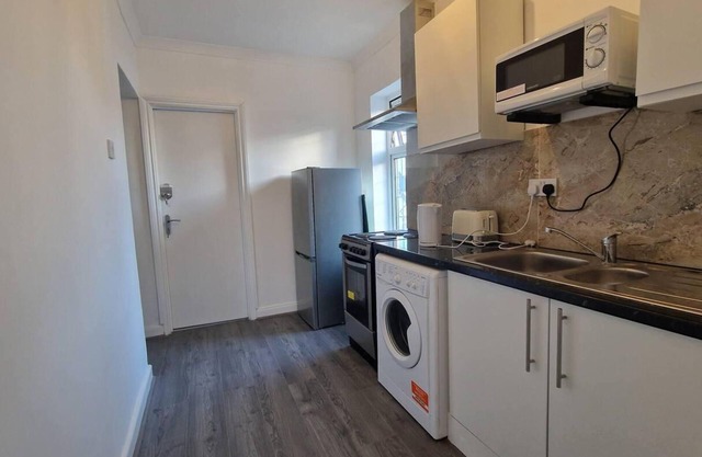 Captivating 2-bed Apartment in Ilford