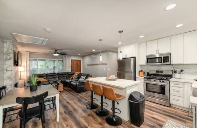 Captivating 3 Bedroom Home W/Hot Tub!