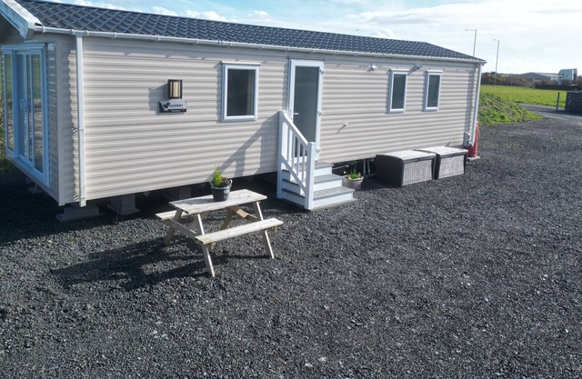 CARAVAN AT BODERW, family friendly, with a garden in Llangefni