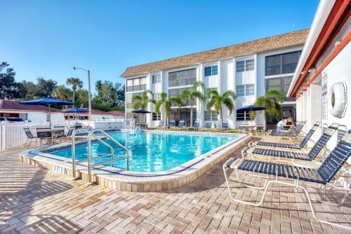 Carefree Coconut-2 bedroom condo with heated pool and close to beach