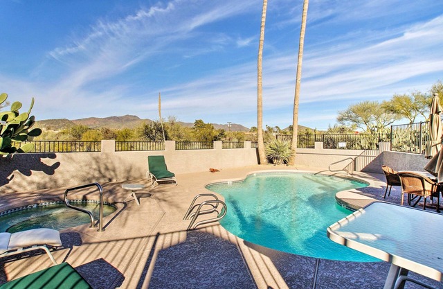Carefree Townhome w/Community Pool & Hot Tub!
