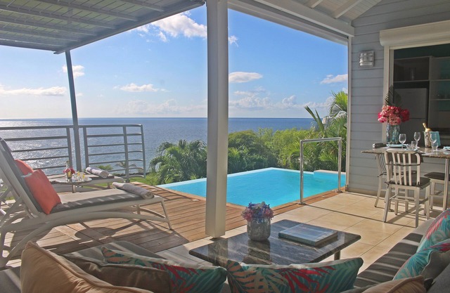 Caribbean seafront, sea view and access, private pool 'Villa Blue Haven 2' - France