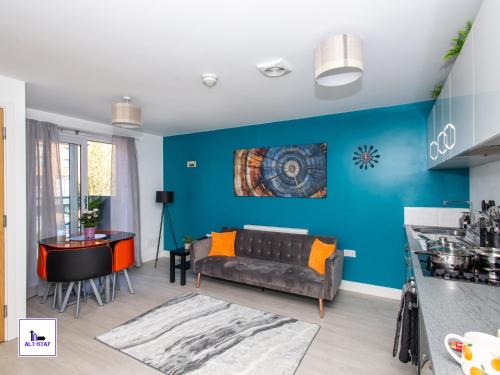 Carnforth 49 by Alt-Stay - Wakefield 2 Bed Ensuite Townhouse Contractor and Corporate Accommodation with Private Balcony, Parking, Smart TV, Kitchen and Fast Wi Fi - Long Stay Ready with Weekly and Monthly Rates
