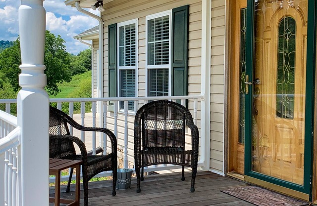 Carolina Pines- Mountain Home w/ Firepit, WiFi and Gas Logs