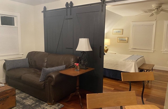 Carriage House 2-bedroom at Camellia Cottages in historic Summerville