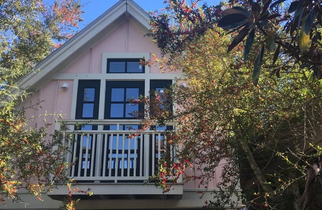 Carriage House w 2 bikes & access to all Watercolor amenities. Great location.