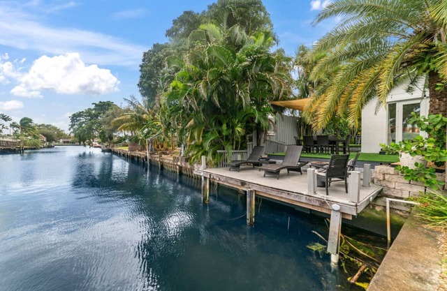 Casa Agape | Waterfront | HotTub | 15 min to Beach