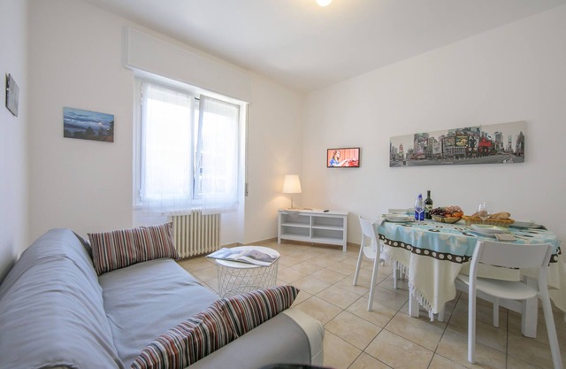 Casa Al Caprifoglio 600m From Beach, Ispra, Italy