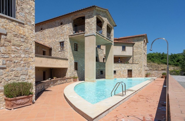 Casa BD in Gaiole - 150 m² apartment with a view & travel guide - sleeps 8