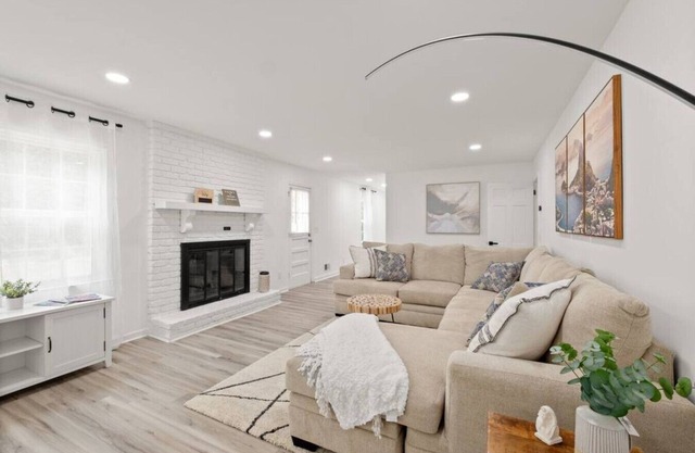 Casa Blanca: 6BR Luxury + Game Room, Minutes from Atlanta