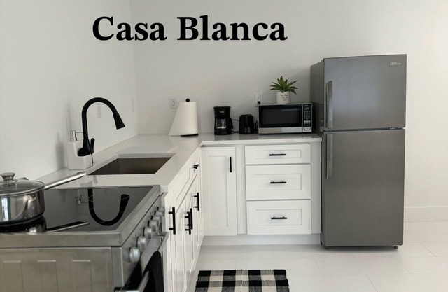 “ Casa Blanca “ Charming 1-bedroom apartment with AC, WiFi in West Palm Beach