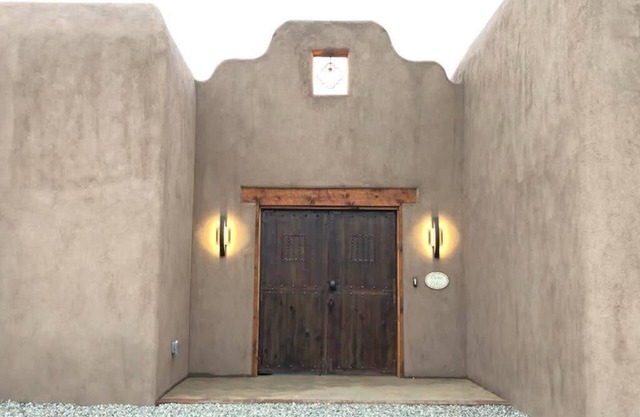 Casa Celia - Authentic Hacienda home in Taos with modern features