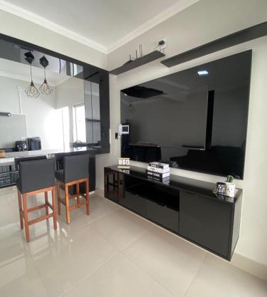 Casa com área gourmet e ar condicionado