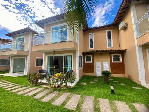 Casa com piscina em condomínio na Rasa