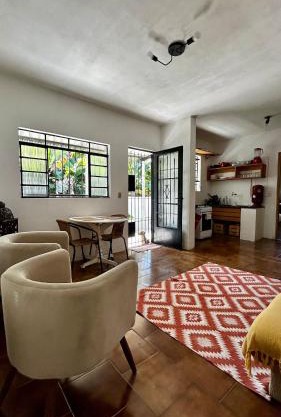 Casa com quintal e churrasqueira a 5min da praia