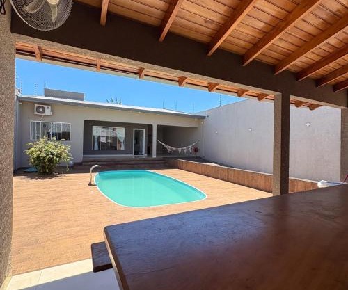 Casa com suítes, piscina e edícula