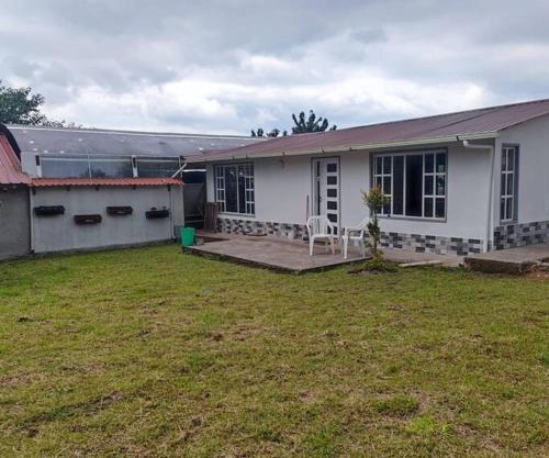 Casa con Piscina en Nanegalito