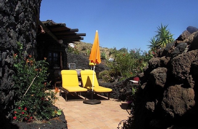 Casa Cora - dreamlike finca, pool, huge garden, WIFI, children's playground