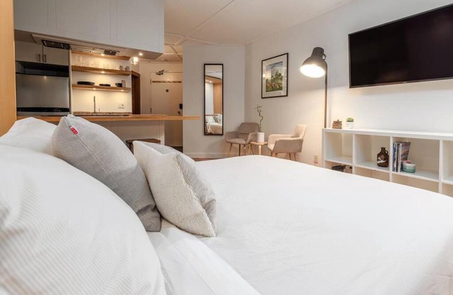 Casa Creekside - Walk to Gondola, Shops, lakes!