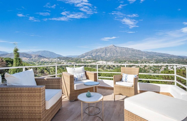 Casa de la Barca - 4br - Views & Rooftop Jacuzzi!
