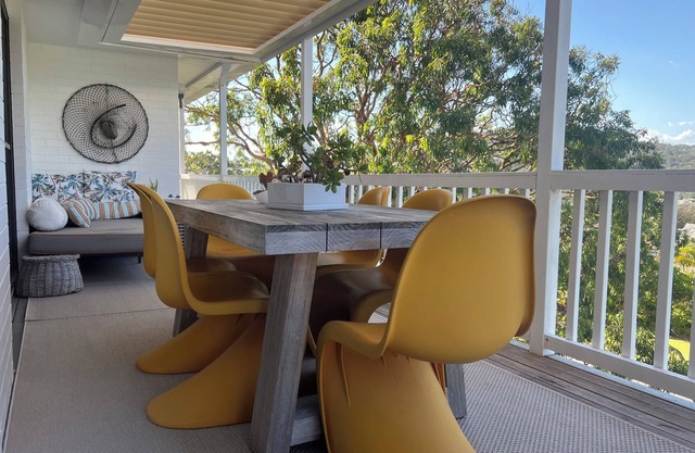 Casa de Piña, 700 mts to Newport Beach, headland views, spacious 2 bedrm apt.