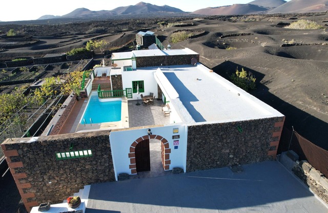Casa Diama 1: view of La Geria and shared swimming pool