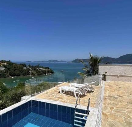 Casa em Angra com 4 quartos, churrasqueira, piscina, sinuca e quadra privativa