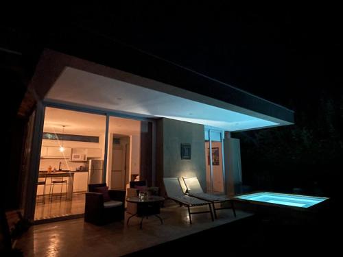 Casa en Vistalba para dos personas con yacuzzi de temporada en la terraza