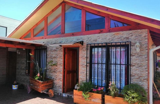 Casa equipada para 9 personas a 5 minutos del centro y la playa principal y 15 minutos de punta de lobos