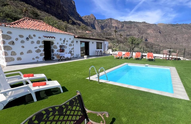 Casa Abuela María: stunning views, garden pool