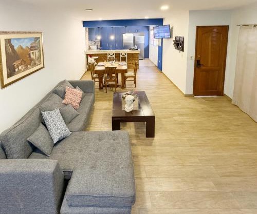 Casa estilo americano cerca del Shopping Mariscal con 2 garajes y WiFi