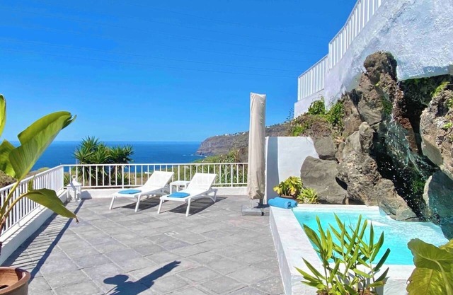 Casa Fontana, small pool with a view of the sea