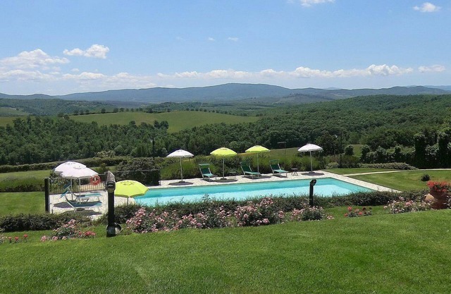 Casa Gelso D: A romantic and welcoming apartment that is part of an ancient country house situated in the heart of the Tuscan countryside, with Free WI-FI.