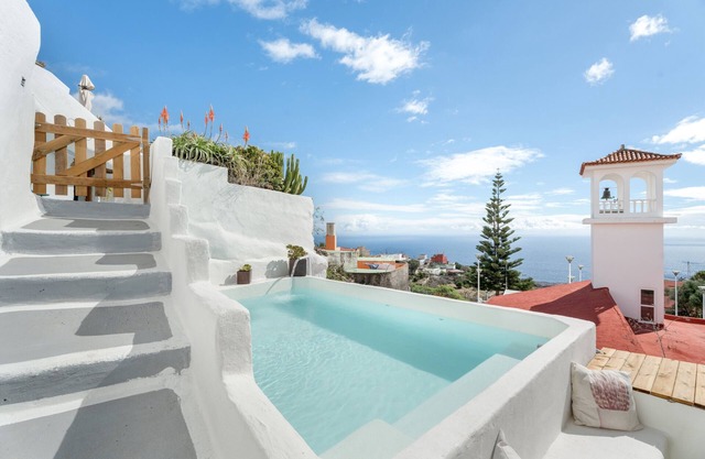 'Casa Hélène' with Sea Views, Shared Pool and Wi-Fi