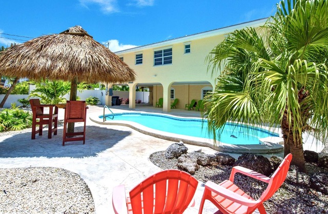 Casa Jamaica 3 bedroom Home close to Key West, with a pool on a boating canal