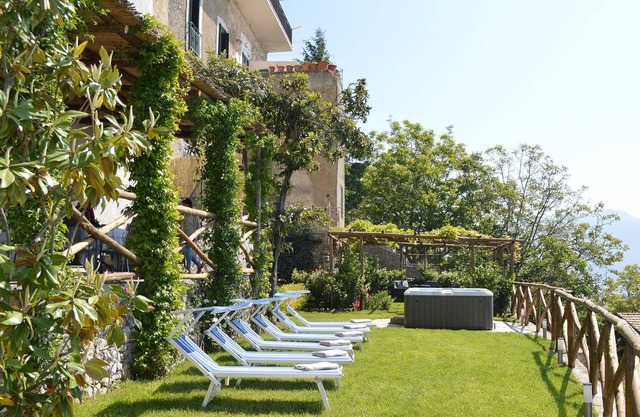 Casa la Scala to rent in Amalfi Coast private garden, jacuzzi, 3 bedrooms