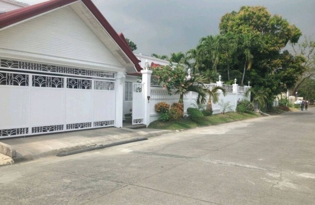 Casa Meyer's n500sq m lot, 300sq.m. BF Homes Int. with pool and Jacuzzi.