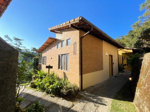 Casa Mohini Refúgio nas montanhas de Teresópolis Quarto com deck rede suspensa lareira cachoeira e piscina