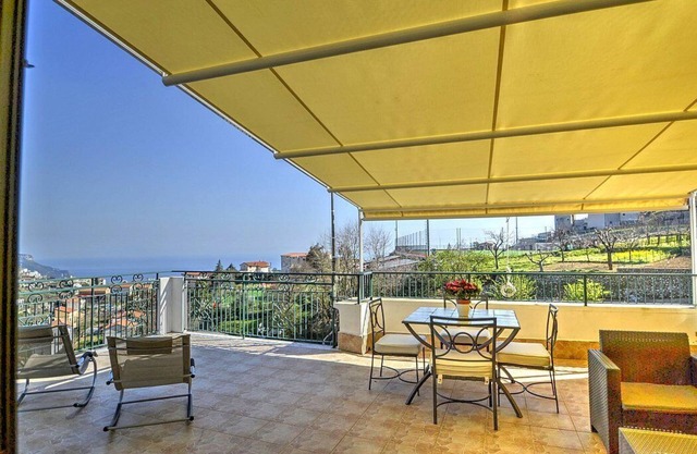 Casa Otis: Is a welcoming apartment in a quiet position, located on a hillside above the sea.