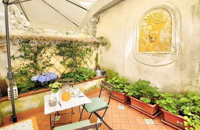 Casa Rotilda: An elegant and welcoming two-story apartment located in the center of Salerno, with Free WI-FI.