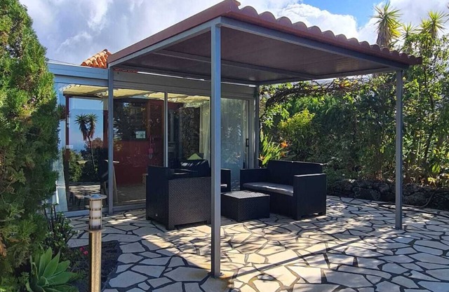 Casa Tali, small, very quiet country house with large garden and sea views.