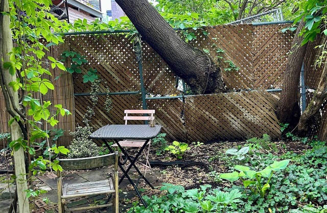 Casa Tierra: Minimalist Garden Apartment in Mile-Ex