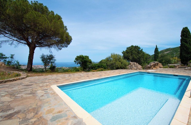 Casarone : Havre de paix avec vue sublime sur Calvi, piscine et nature