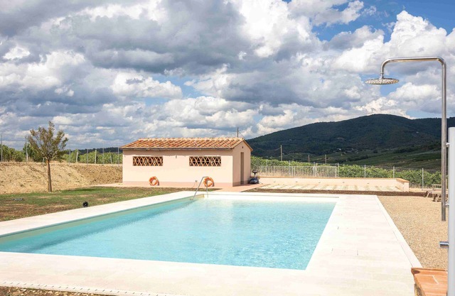 Castello Vicchiomaggio- 6‑Guest Villa in Chianti Vineyards –