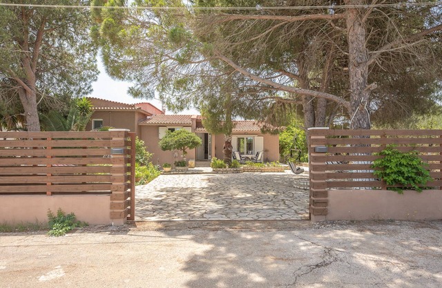 Castle's nest 2-Relaxing in an olive grove