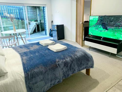 Castor Bay Coastal Escape Walk to Beach