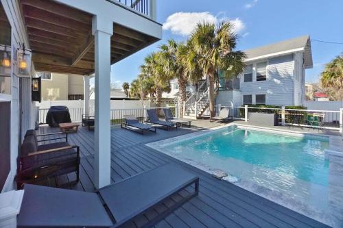 Casual Beach Getaway - Pool - Short Walk to Beach