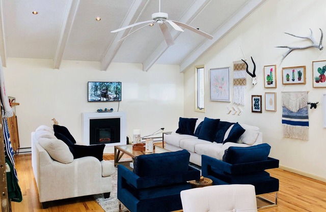 Catskills Mid-Century Modern Lodge With Hot Tub